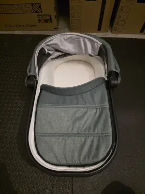 UPPAbaby VISTA V2 Reiswieg Groen - Veilig Bedje voor Pasgeborenen, Goedgekeurd voor Overnachten, Gebruikt 6 Maanden 2