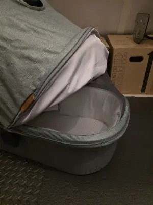 UPPAbaby VISTA V2 Bassinet Groen - Comfortabele reiswieg voor pasgeborenen, geventileerde matras 2