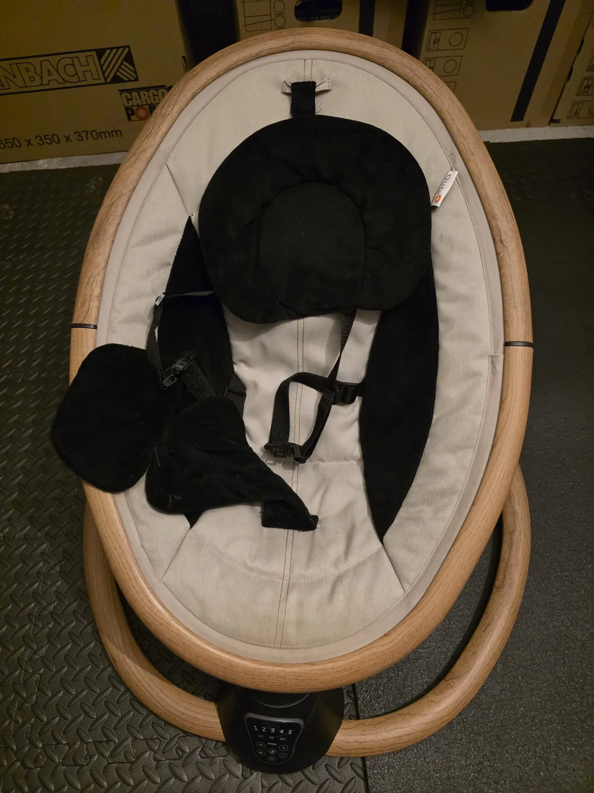 Qute Elektronische Baby-Wip - Automatisch Schommelen Van Zij Naar Zij, Bedieningspaneel, Gebruikt 6 Maanden