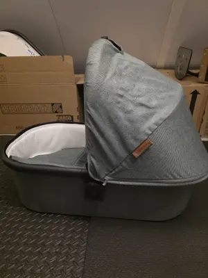UPPAbaby VISTA V2 Reiswieg Groen - Veilig Bedje voor Pasgeborenen, Goedgekeurd voor Overnachten, Gebruikt 6 Maanden 3
