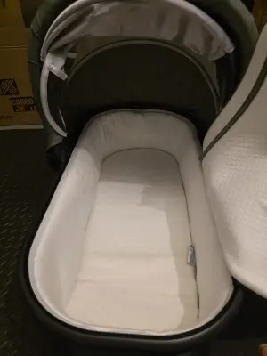 UPPAbaby VISTA V2 Reiswieg Groen - Veilig Bedje voor Pasgeborenen, Goedgekeurd voor Overnachten, Gebruikt 6 Maanden 5