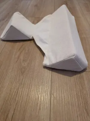 Baby zijslaapsteunkussen – zachte schuimrubberen anti-rolpositiehouder 2