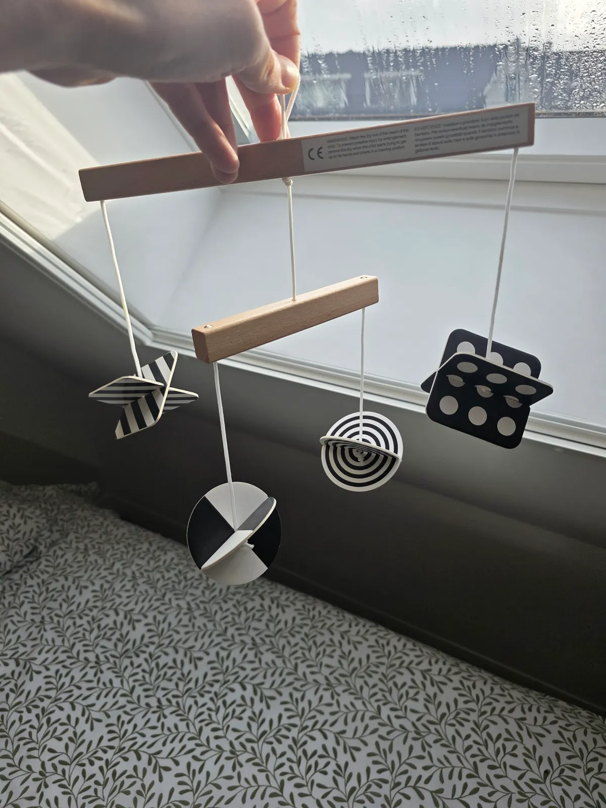 Babyhangspeelset (0-6 maanden) – Contrastrijke houten mobiel & zachte pluche hanger