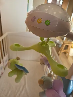 Fisher-Price mobiel voor wieg met sterrenprojector – muziek, lichtjes en zachte dieren 5