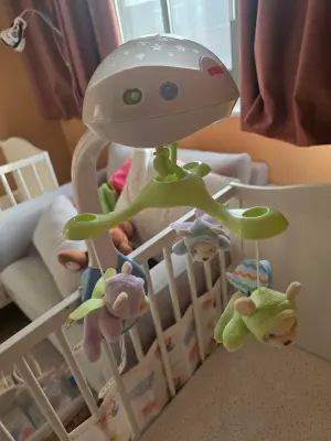 Fisher-Price mobiel voor wieg met sterrenprojector – muziek, lichtjes en zachte dieren 3