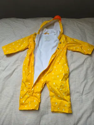 M&S Baby regenpakje 6–9 maanden Geel Raindrop Duck Hood – Nooit gebruikt