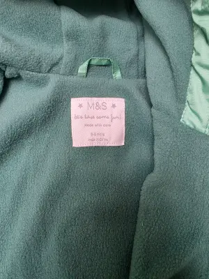 M&S Baby regenpakje 6-9 maanden Groen met regendruppelprint, gevoerd met fleece – Nooit gebruikt 2
