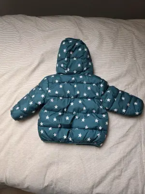 M&S Baby Puffer Jacket 6–9 maanden Teal Star Print Hooded – Nooit gebruikt 3