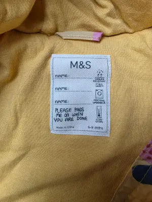 M&S Baby Puffer Jacket 6–9 maanden Geel met vlinderkap – Nooit gebruikt 2