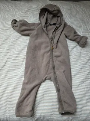 Name It Baby Fleece Overall 2–6 maanden (62/68) Taupe met capuchon – Nooit gebruikt