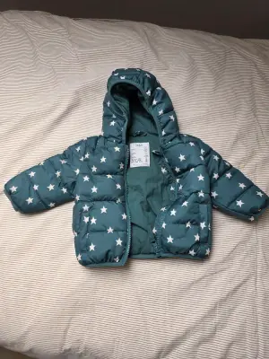 M&S Baby Puffer Jacket 6–9 maanden Teal Star Print Hooded – Nooit gebruikt