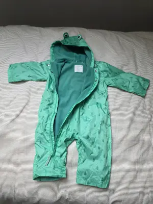 M&S Baby regenpakje 6-9 maanden Groen met regendruppelprint, gevoerd met fleece – Nooit gebruikt