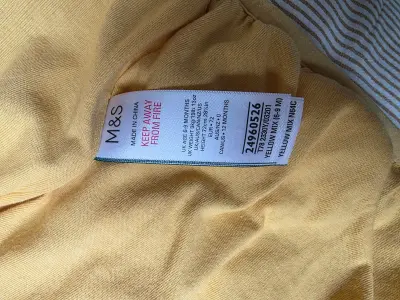 M&S Baby Puffer Jacket 6–9 maanden Geel met vlinderkap – Nooit gebruikt 4