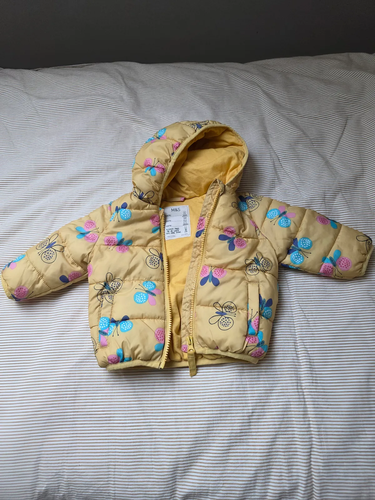 M&S Baby Puffer Jacket 6–9 maanden Geel met vlinderkap – Nooit gebruikt