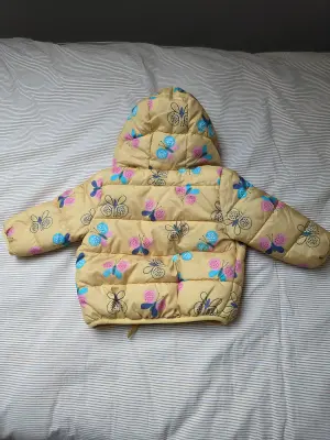 M&S Baby Puffer Jacket 6–9 maanden Geel met vlinderkap – Nooit gebruikt 3