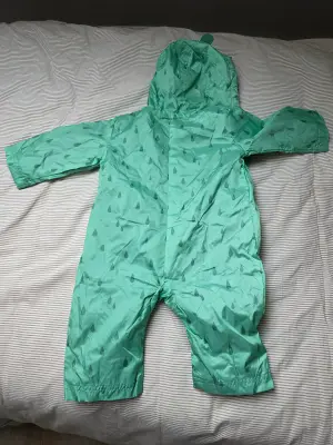 M&S Baby regenpakje 6-9 maanden Groen met regendruppelprint, gevoerd met fleece – Nooit gebruikt 3
